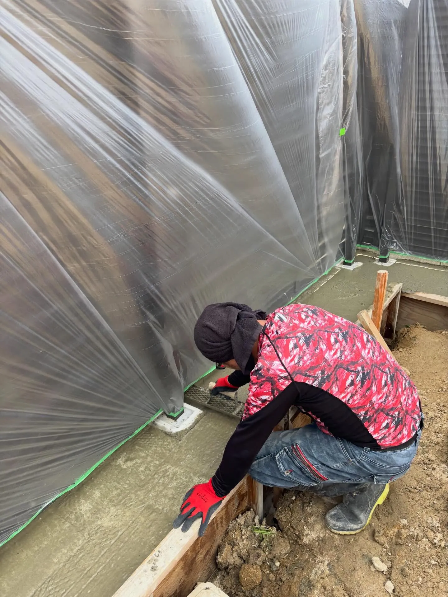 フェンス基礎の補修工事です