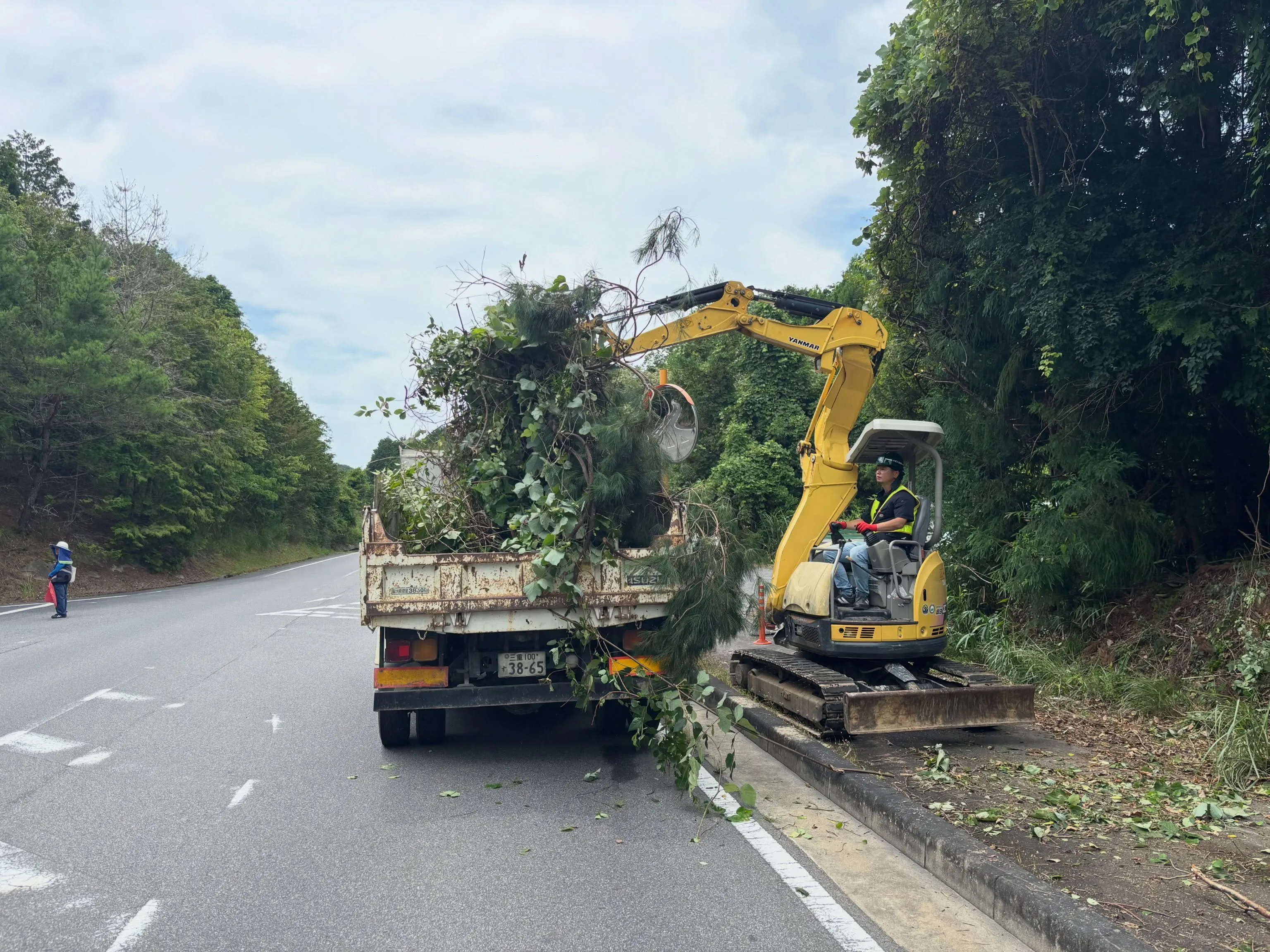 県道松阪青山線にて、支障木の伐採作業を行いました🌲
